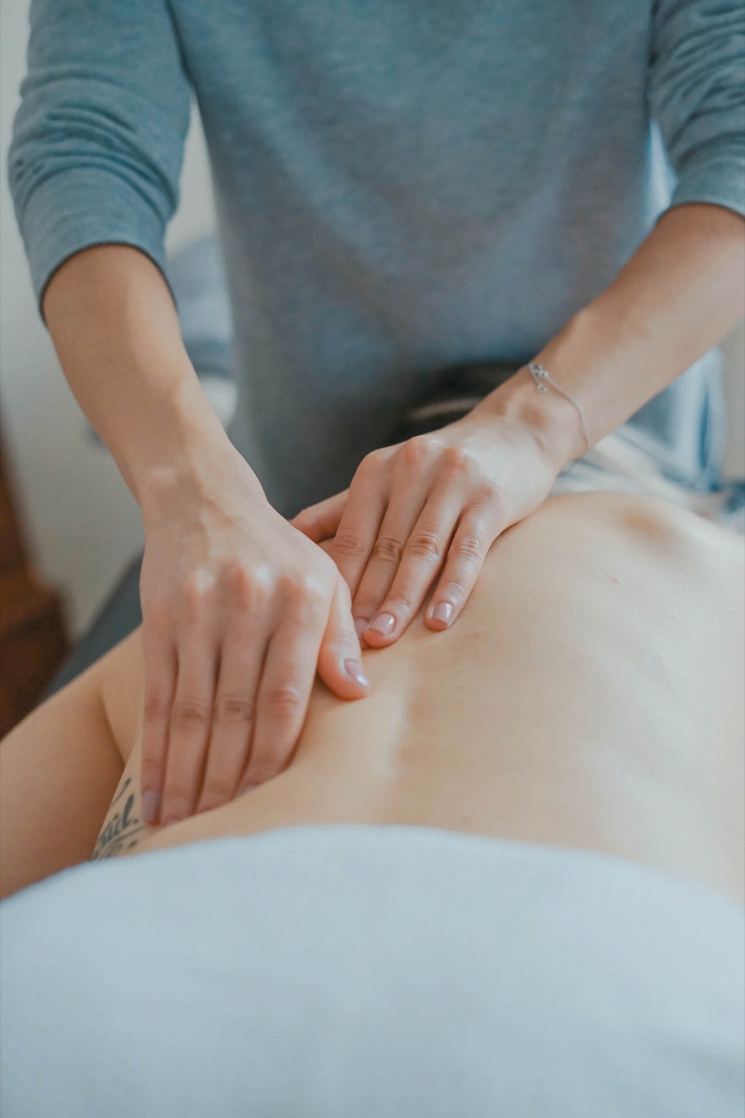Massage av ländryggen med lugna, djupa grepp